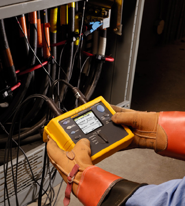 在電力進線處連接一臺電能記錄儀，以進行為期 30 天的負載研究。