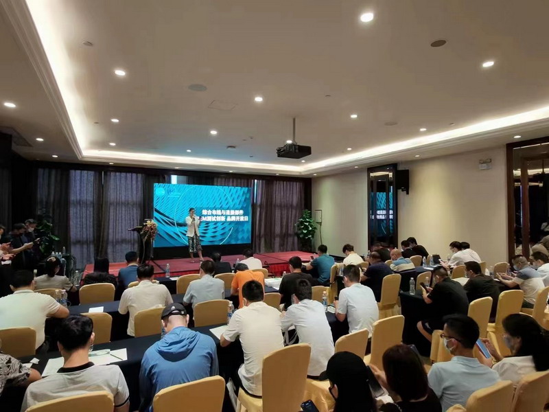 主持人.jpg 主持人.jpg